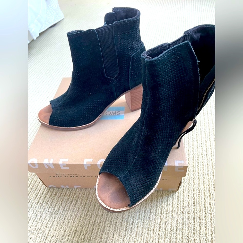 TOMS Women's Black Peep-Toe Ankle Boots GUC - Picture 4 of 9